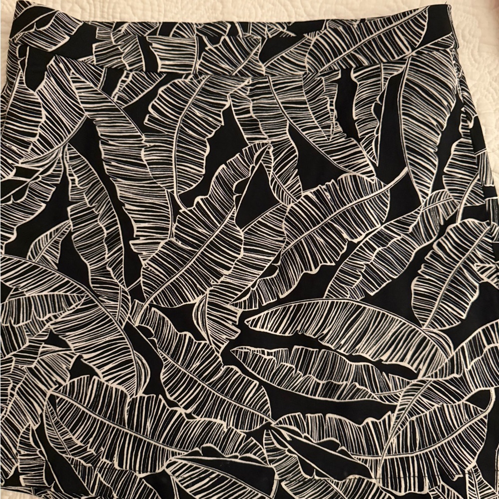 Rafaella Black and White Leaf Print Skort